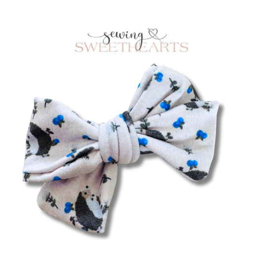 Cute Hedgehogs Bow Sewing Sweethearts